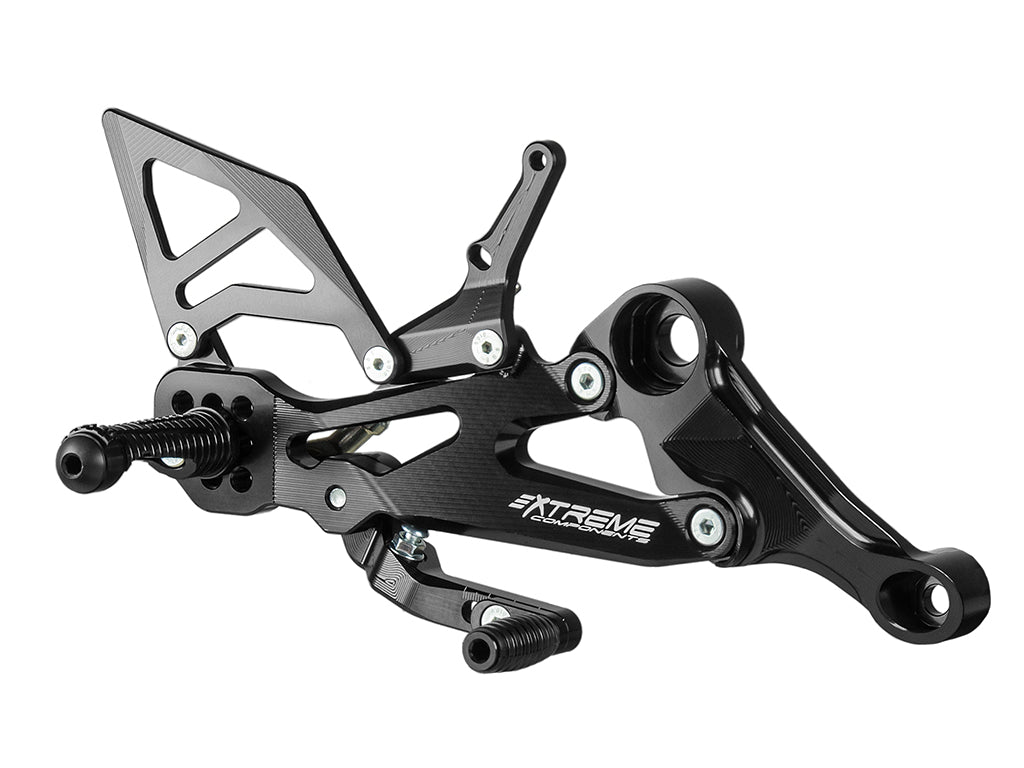 KIT PLATINES RECULÉES GP EVO POUR APRILIA RS660 / TUONO 660 (2020/2024) (PASSAGE DE VITESSES STANDARD ET INVERSÉ) AVEC PROTECTEUR DE TALON EN ALUMINIUM (NOIR)