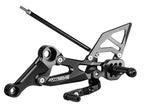 KIT PLATINES RECULÉES GP EVO POUR APRILIA RS660 / TUONO 660 (2020/2024) (PASSAGE DE VITESSES STANDARD ET INVERSÉ) AVEC PROTECTEUR DE TALON EN ALUMINIUM (NOIR)