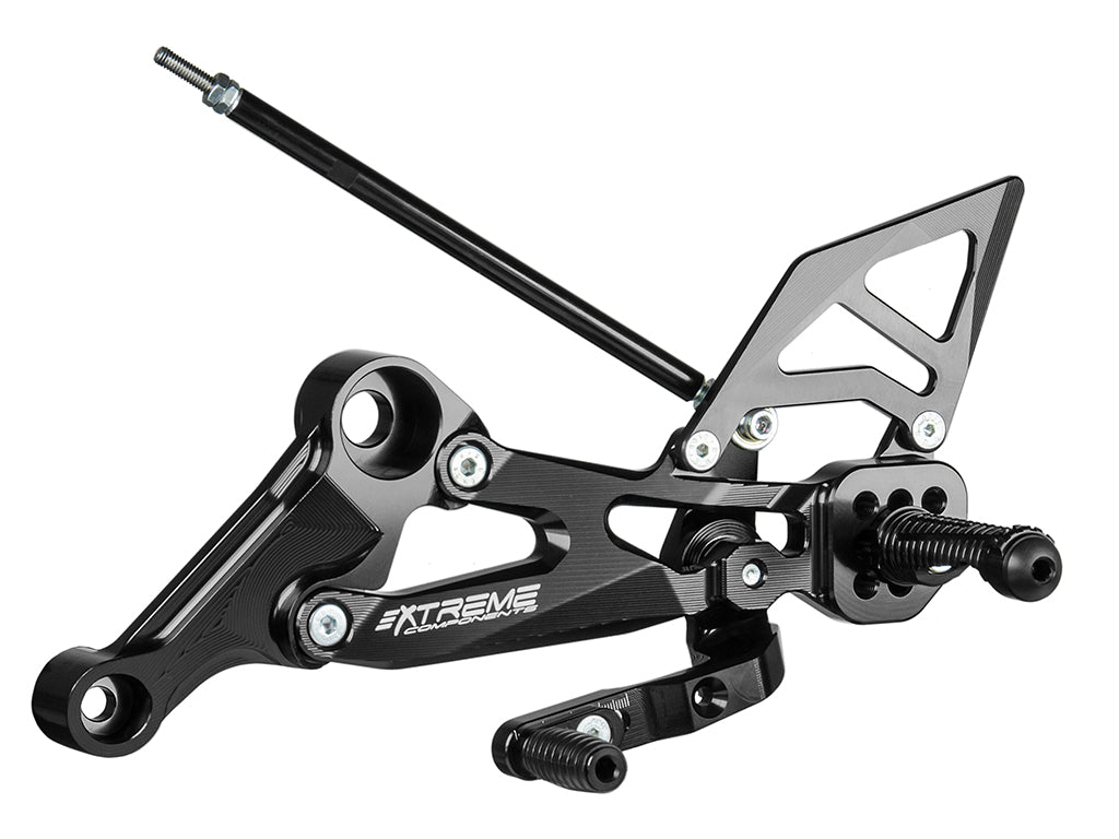 KIT PLATINES RECULÉES GP EVO POUR APRILIA RS660 / TUONO 660 (2020/2024) (PASSAGE DE VITESSES STANDARD ET INVERSÉ) AVEC PROTECTEUR DE TALON EN ALUMINIUM (NOIR)