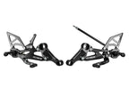 KIT PLATINES RECULÉES GP EVO POUR APRILIA RS660 / TUONO 660 (2020/2024) (PASSAGE DE VITESSES STANDARD ET INVERSÉ) AVEC PROTECTEUR DE TALON EN ALUMINIUM (NOIR)