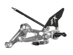 Kit de platines reculées GP EVO pour Aprilia RS660 / Tuono 660 (2020/2024) (sélecteur de vitesses standard et inversé) avec protection de talon en fibre de carbone (argent)