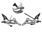Kit de platines reculées GP EVO pour Aprilia RS660 / Tuono 660 (2020/2024) (sélecteur de vitesses standard et inversé) avec protection de talon en fibre de carbone (argent)