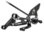 KIT PLATINES RECULÉES GP EVO POUR APRILIA RS660 / TUONO 660 (2020/2024) (PASSAGE DE VITESSES STANDARD ET INVERSÉ) AVEC PROTECTEUR DE TALON EN ALUMINIUM (NOIR)